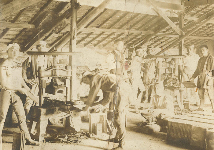 山下瓦店の創業初期時代の仕事風景の写真